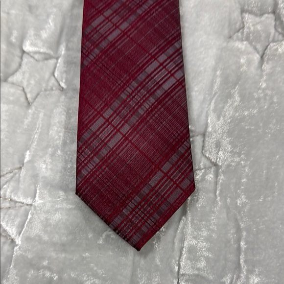 Calvin Klein Red Slim-Cut Tie with Diamond Pattern - Picture 4 of 4